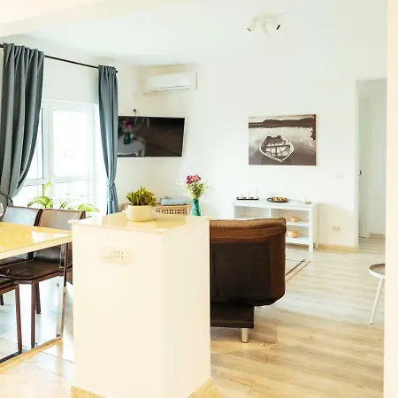 Апартаменты Bright And Spacious Apartment- Piata Amzei