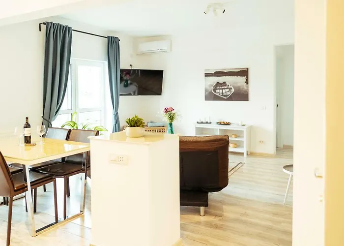 Daire Bright And Spacious Apartment- Piata Amzei